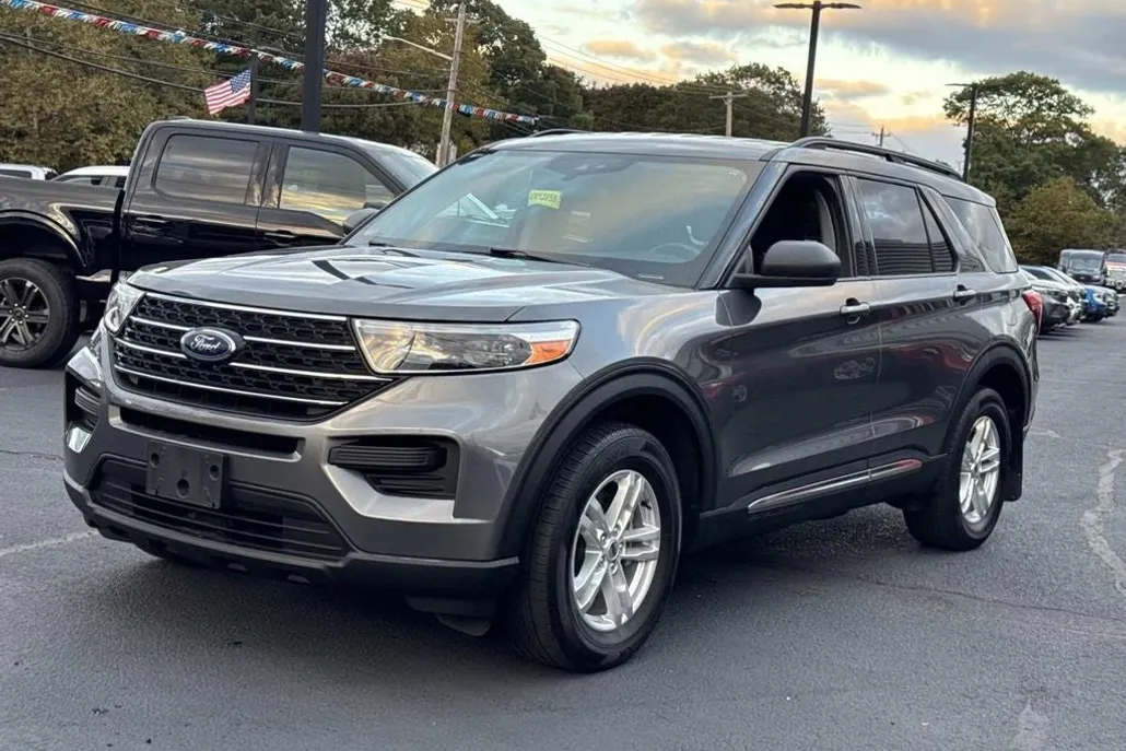 2022 Ford Explorer XLT photo 1