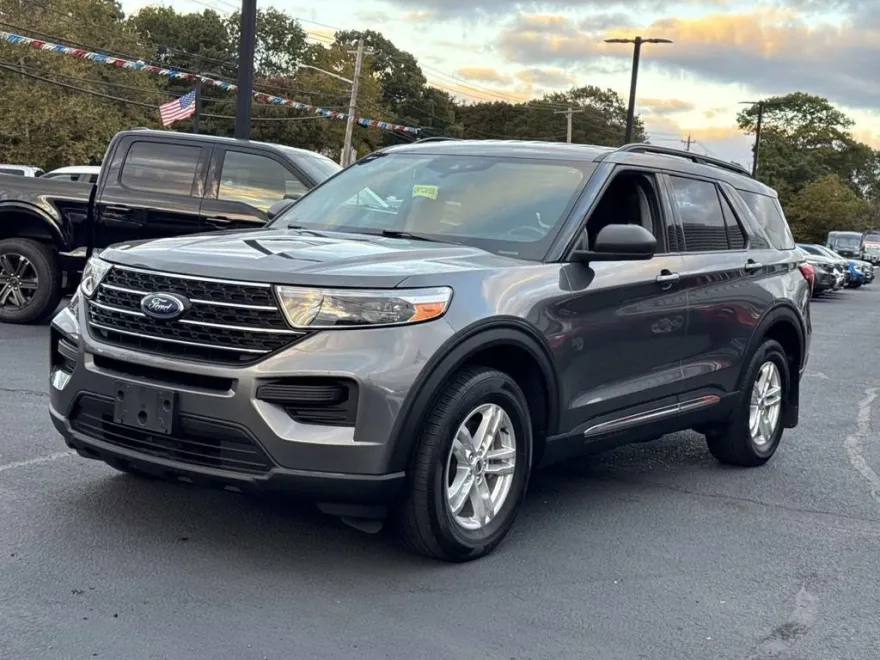 2022 Ford Explorer XLT photo 1