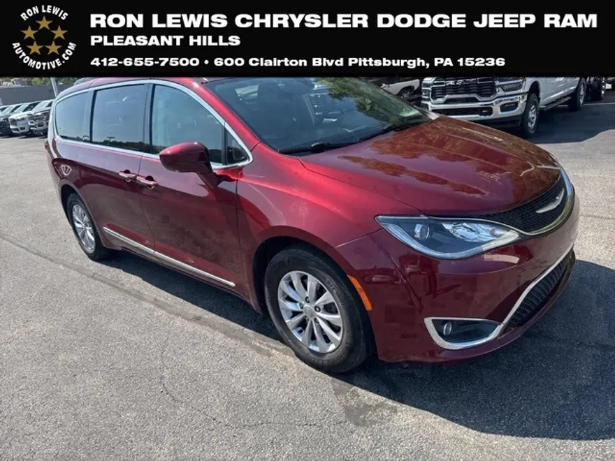 2017 Chrysler Pacifica Touring L photo 1