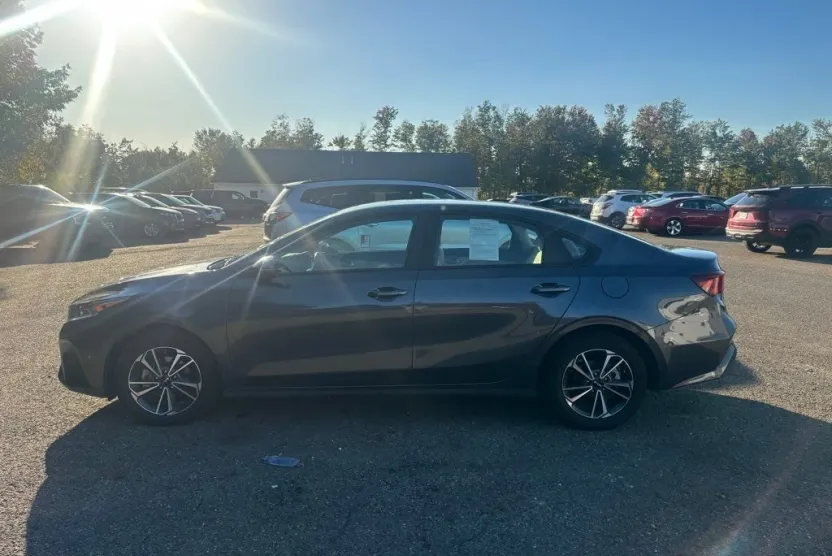 2023 Kia Forte LXS photo 1