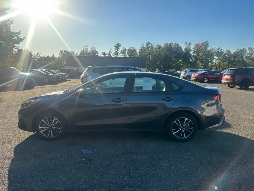 2023 Kia Forte LXS photo 1