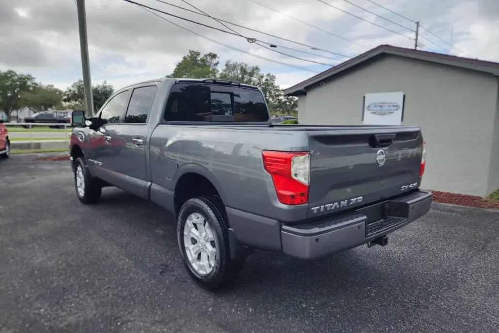 2017 Nissan Titan SV photo 1
