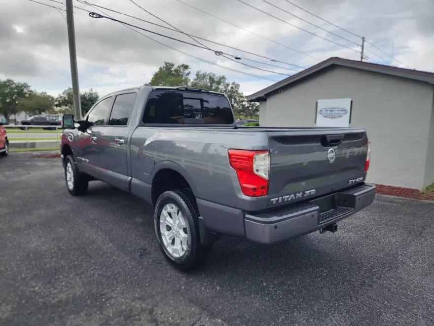 2017 Nissan Titan SV photo 1