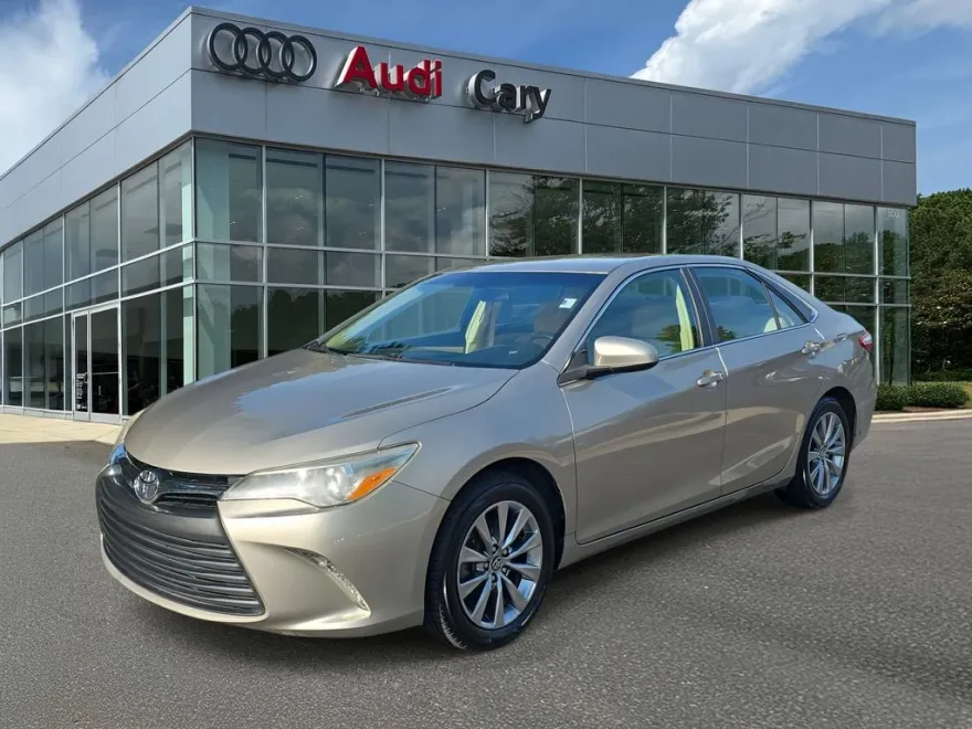 2016 Toyota Camry XLE photo 1