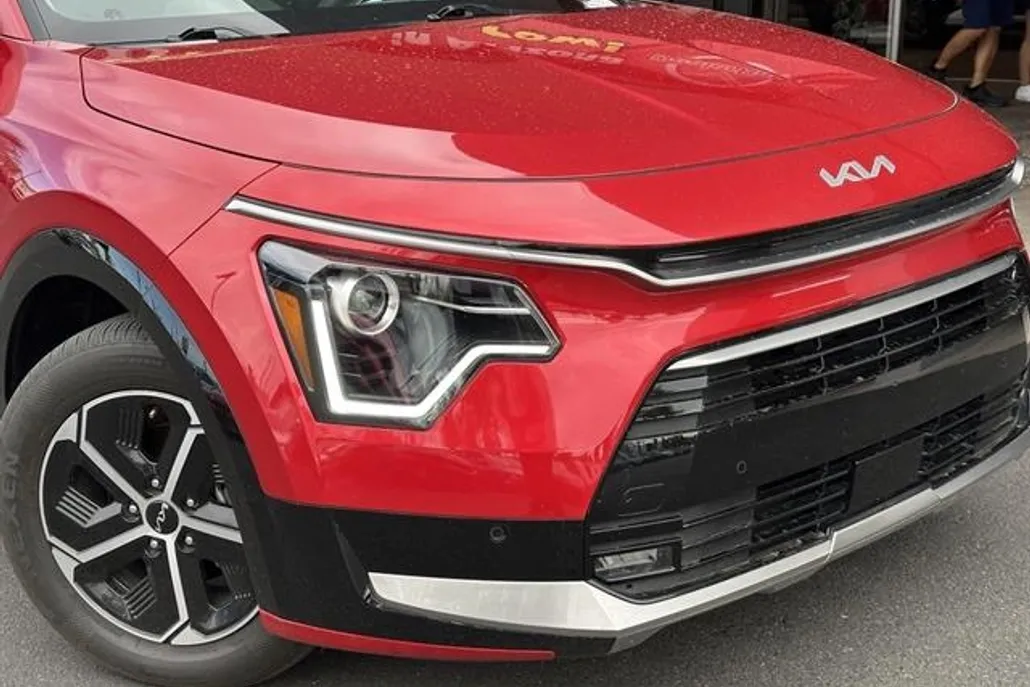 2024 Kia Niro SX Touring photo 1