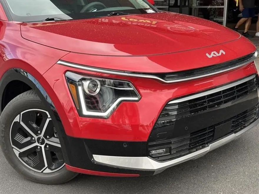 2024 Kia Niro SX Touring photo 1