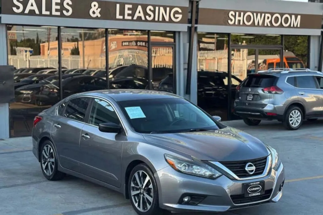 2016 Nissan Altima 2.5 SR photo 1