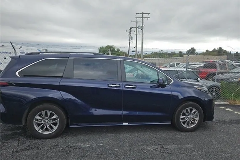 2024 Toyota Sienna XLE photo 1