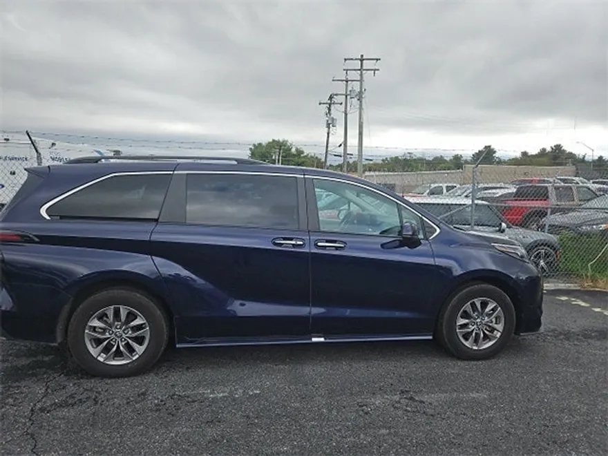 2024 Toyota Sienna XLE photo 1