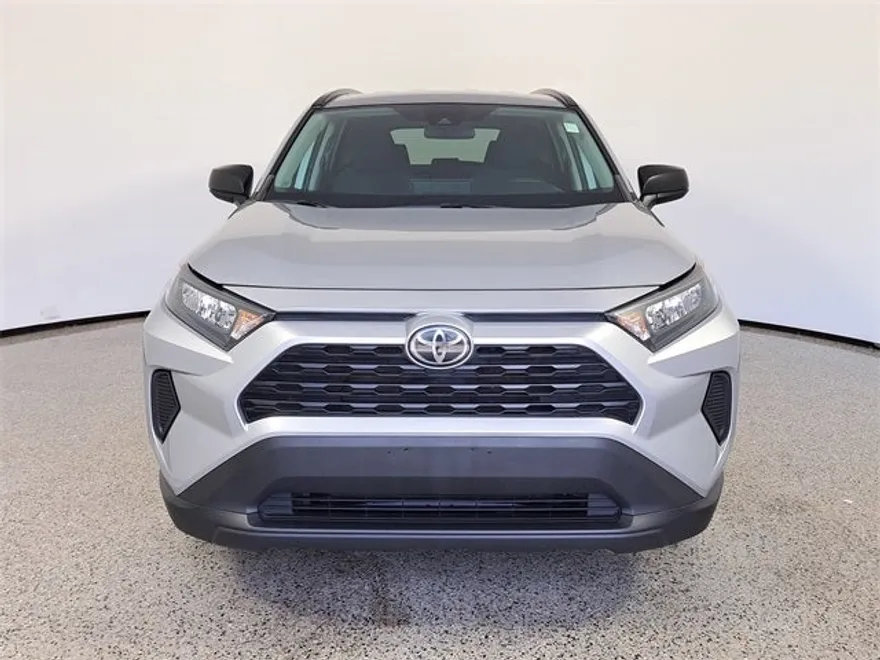 2021 Toyota RAV4 LE photo 1
