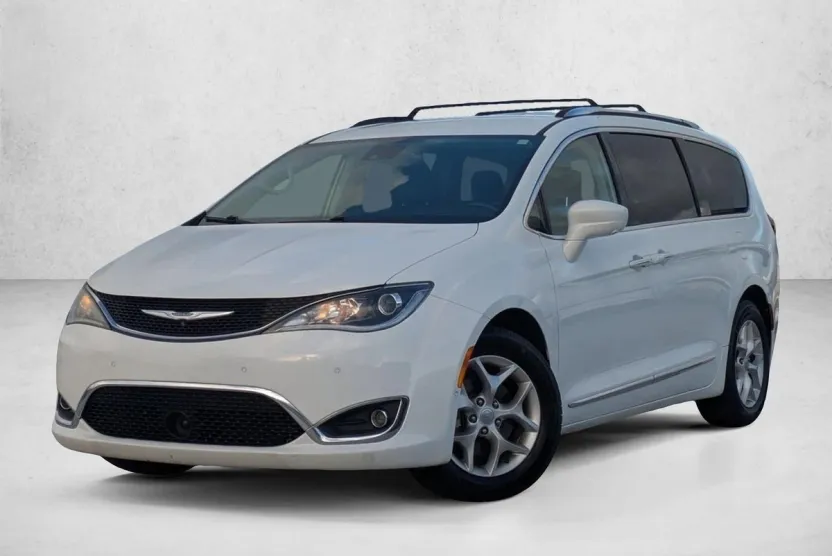 2019 Chrysler Pacifica Touring Plus photo 1