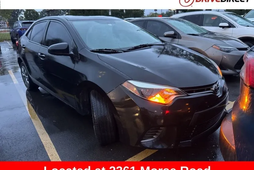 2015 Toyota Corolla LE photo 1