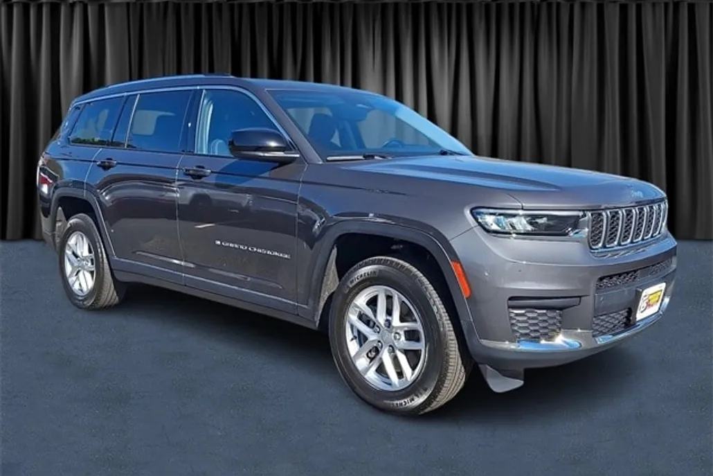 2022 Jeep Grand Cherokee Laredo photo 1