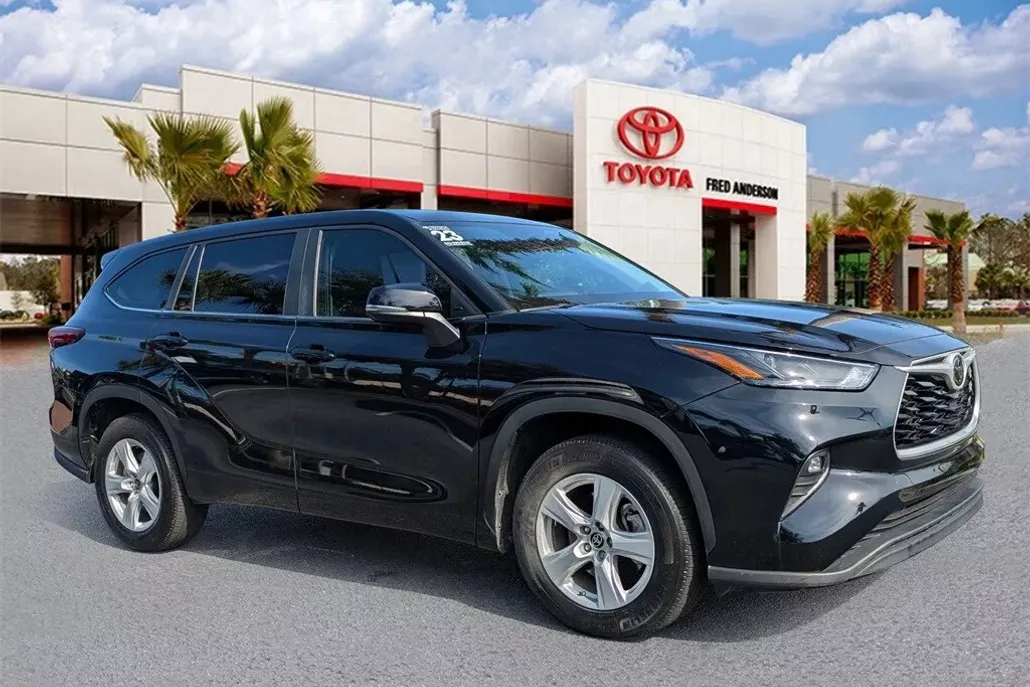 2023 Toyota Highlander LE photo 1