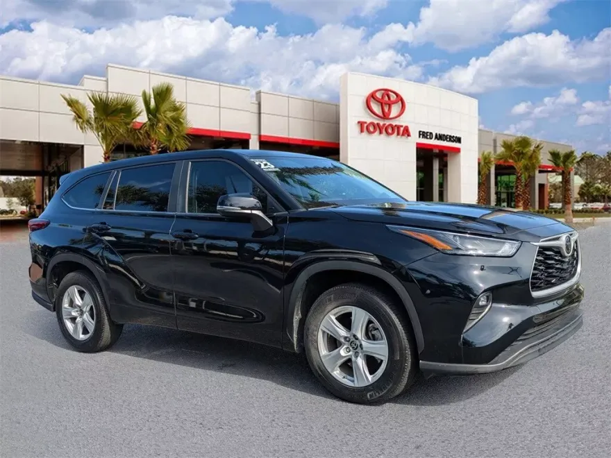 2023 Toyota Highlander LE photo 1