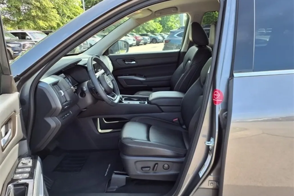 2024 Nissan Pathfinder SL photo 1