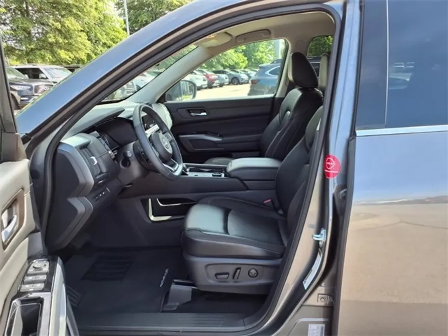 2024 Nissan Pathfinder SL photo 1