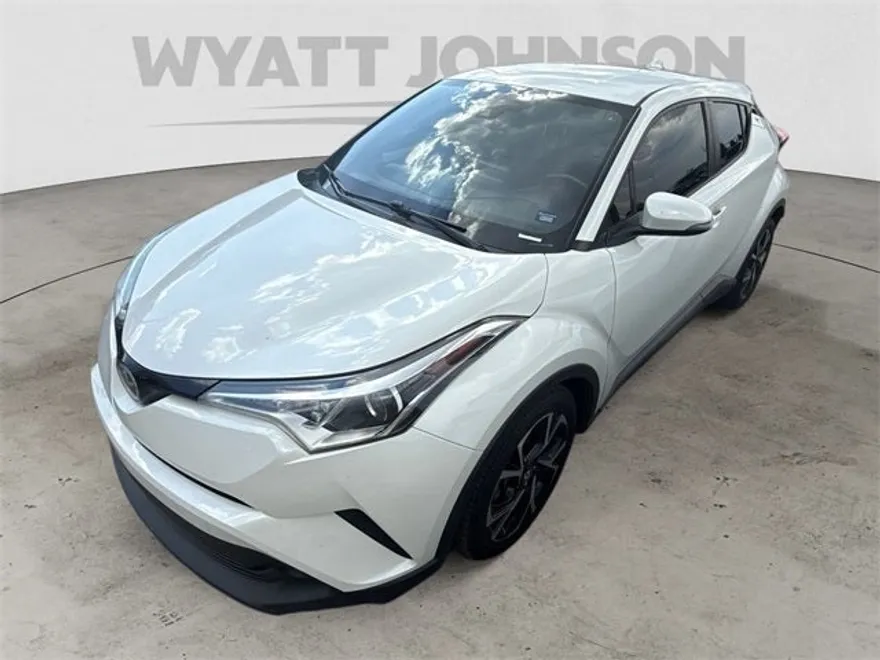 2019 Toyota C-HR XLE photo 1