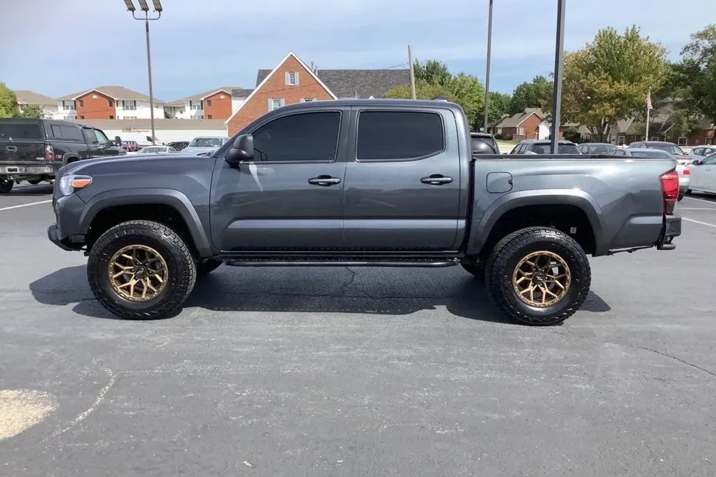 2023 Toyota Tacoma SR5 V6 photo 1