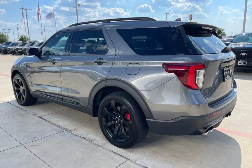 2022 Ford Explorer ST photo 1