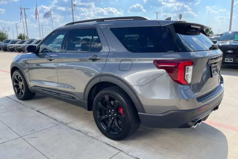 2022 Ford Explorer ST photo 1