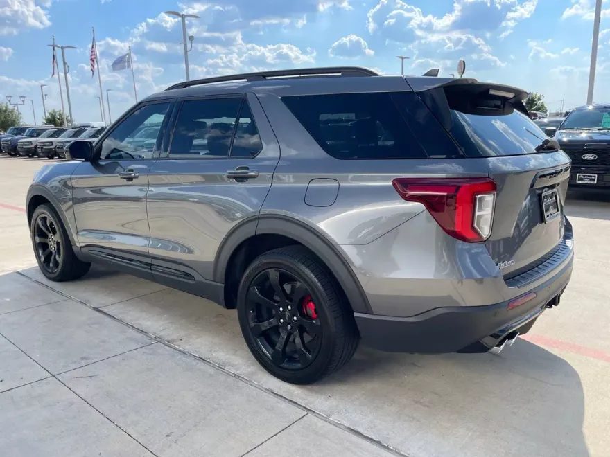 2022 Ford Explorer ST photo 1