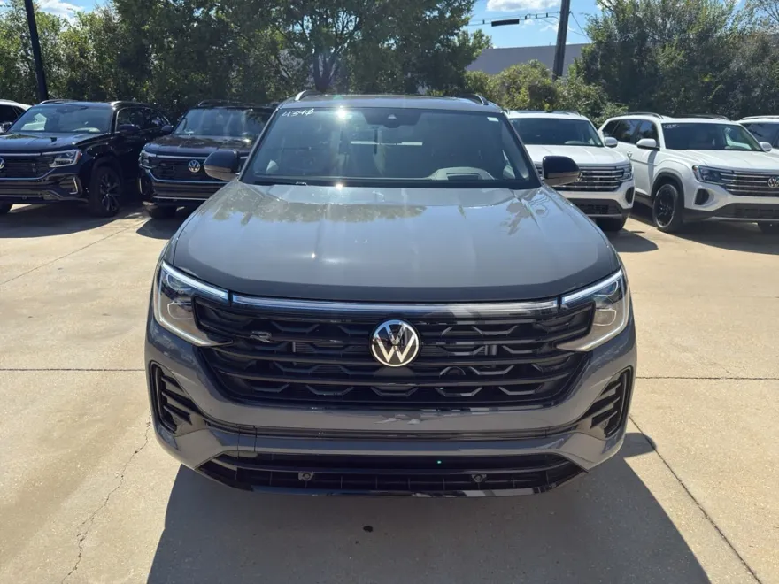 2026 Volkswagen Atlas Cross Sport SEL R-Line photo 1