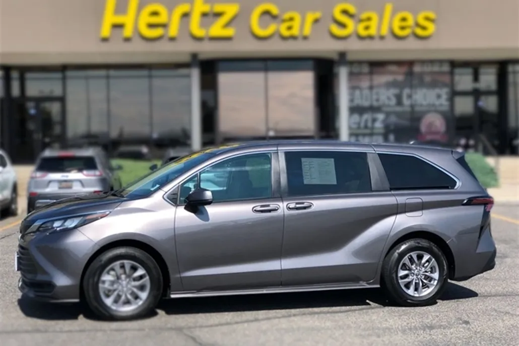 2024 Toyota Sienna LE photo 1