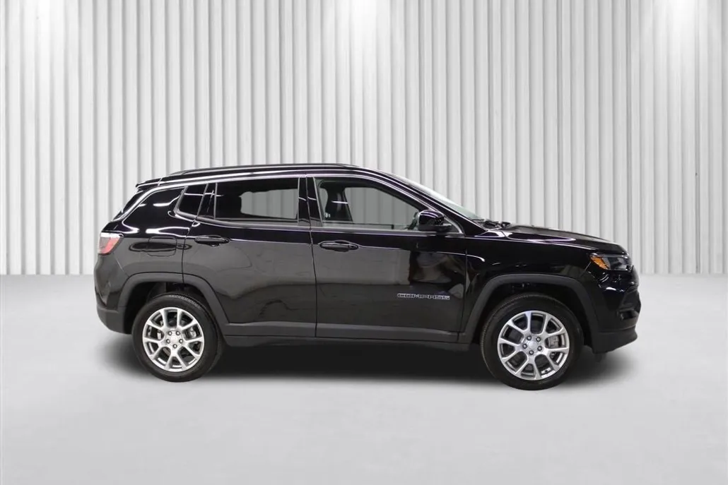 2024 Jeep Compass Latitude Lux photo 1