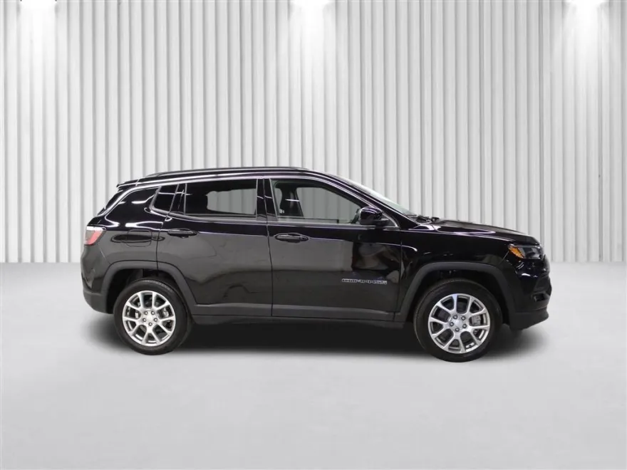 2024 Jeep Compass Latitude Lux photo 1