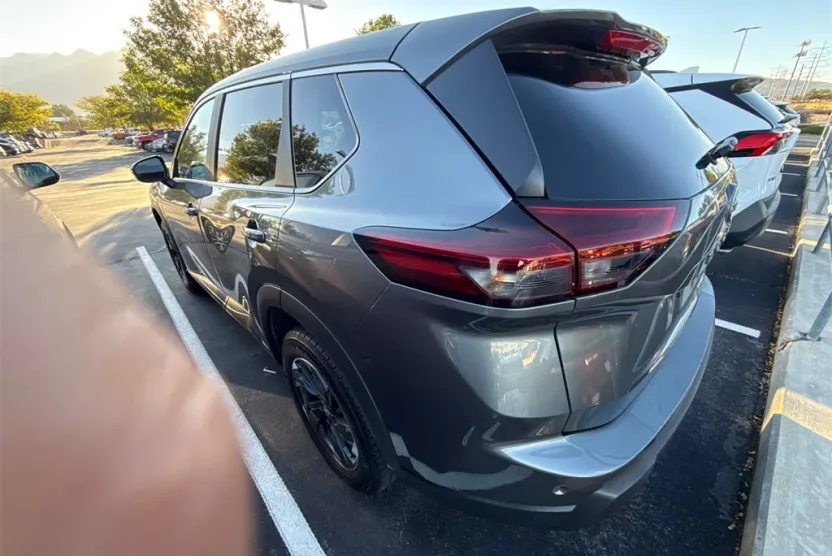 2024 Nissan Rogue SV photo 1