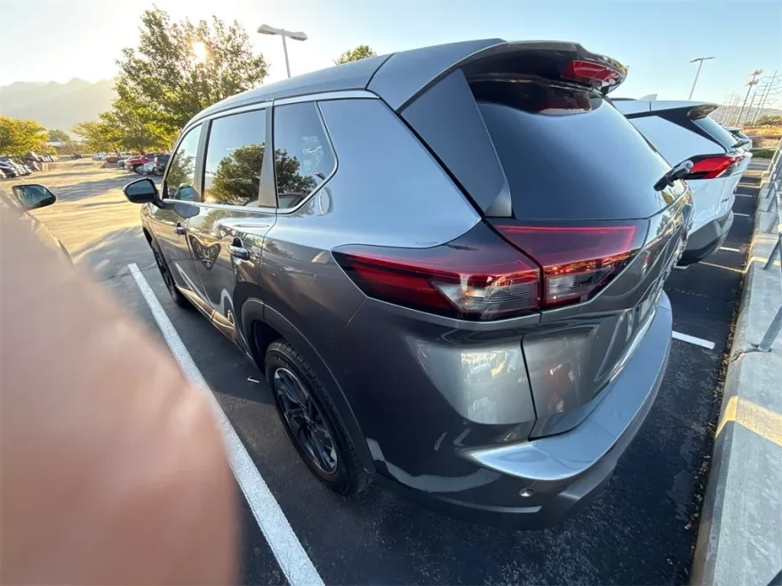 2024 Nissan Rogue SV photo 1