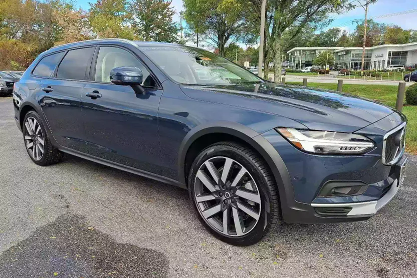 2023 Volvo V90 Cross Country B6 AWD Plus photo 1