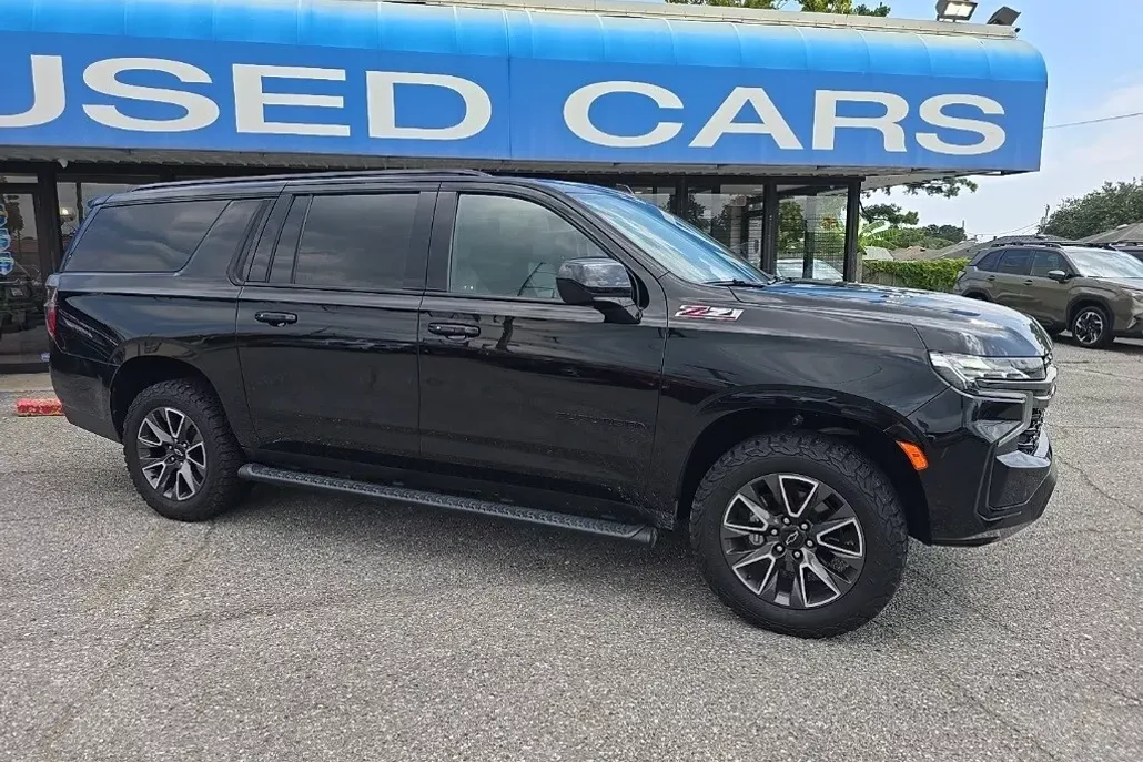 2022 Chevrolet Suburban Z71 photo 1