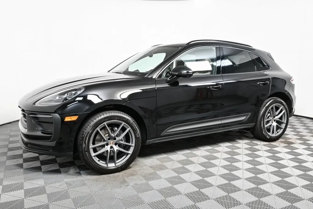 2024 Porsche Macan T photo 1