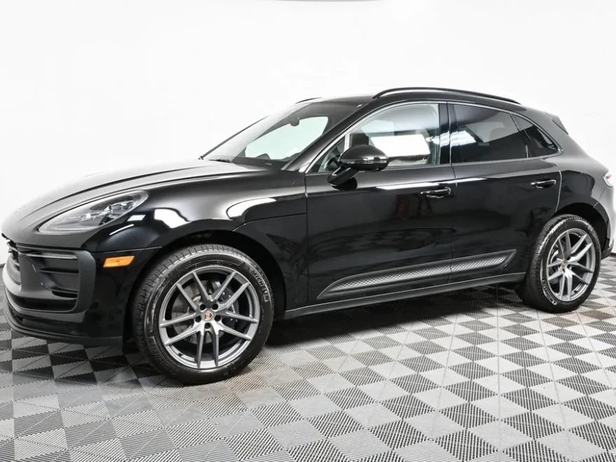 2024 Porsche Macan T photo 1