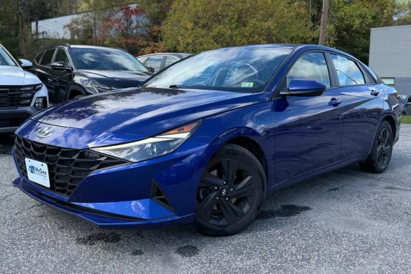 2022 Hyundai Elantra SEL photo 1