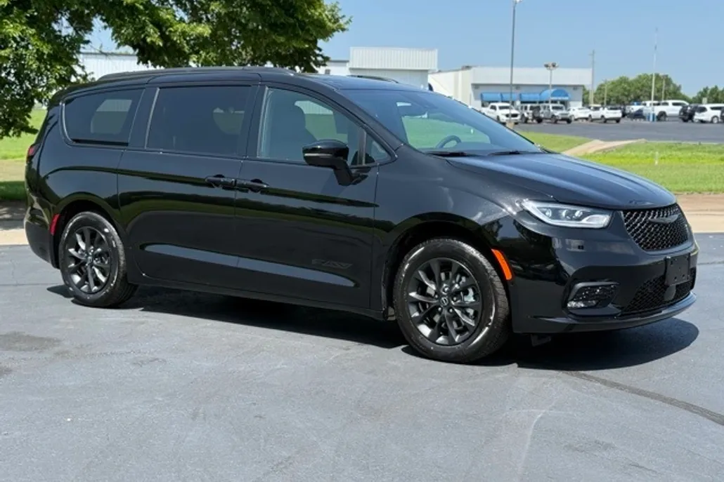 2025 Chrysler Pacifica photo 1