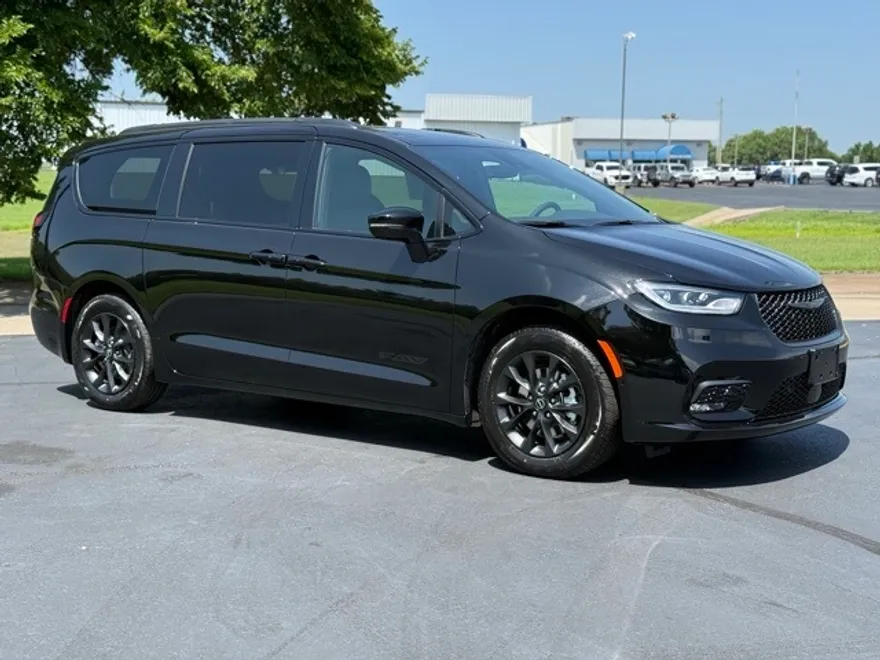 2025 Chrysler Pacifica photo 1