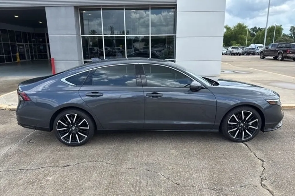 2024 Honda Accord Hybrid Touring photo 1