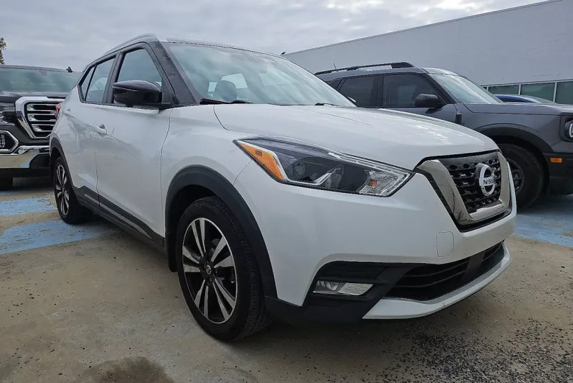 2020 Nissan Kicks SR photo 1