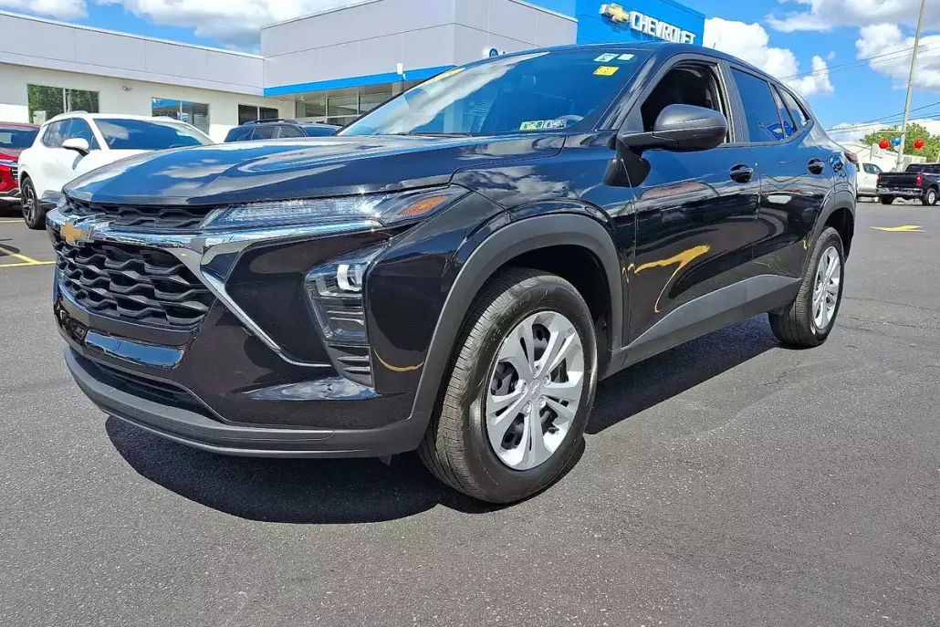 2025 Chevrolet Trax LS photo 1
