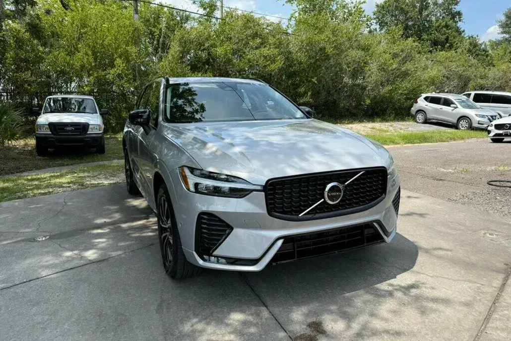 2025 Volvo XC60 B5 Plus photo 1