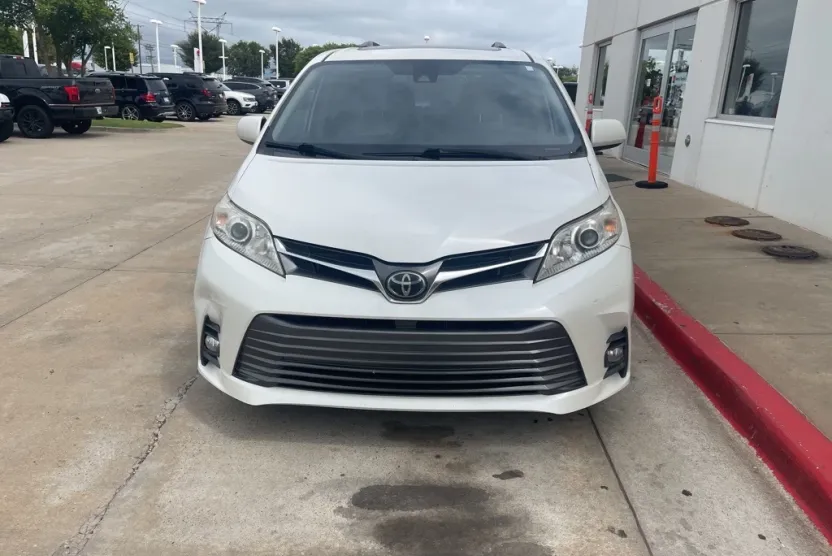 2020 Toyota Sienna XLE photo 1