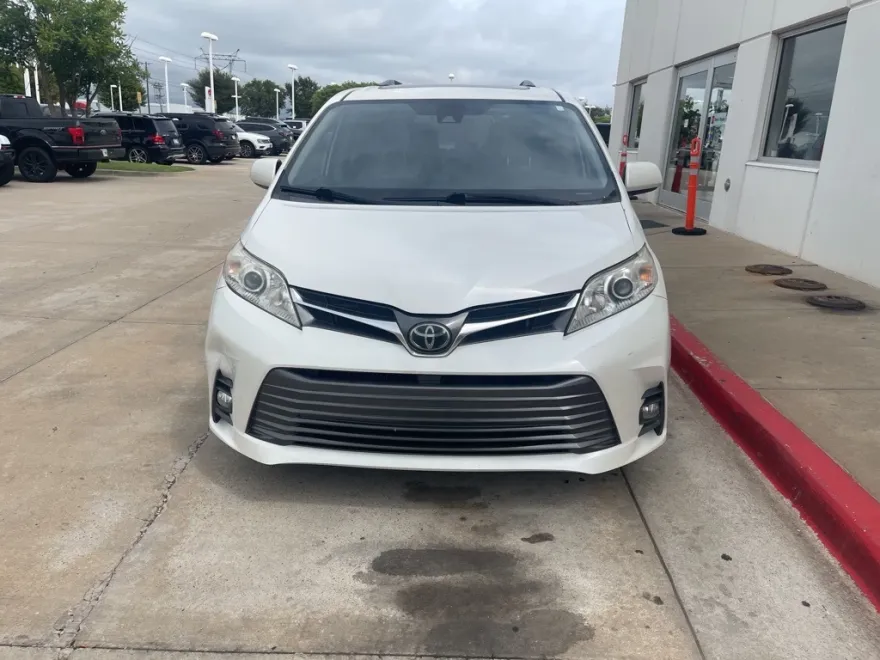 2020 Toyota Sienna XLE photo 1