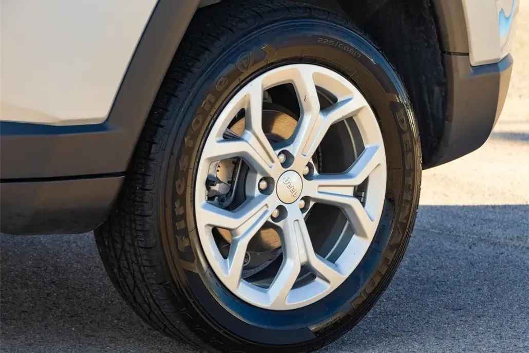 2024 Jeep Compass Latitude photo 1
