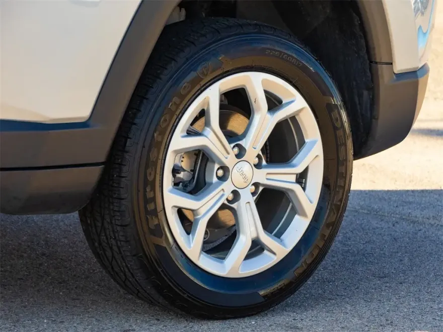 2024 Jeep Compass Latitude photo 1