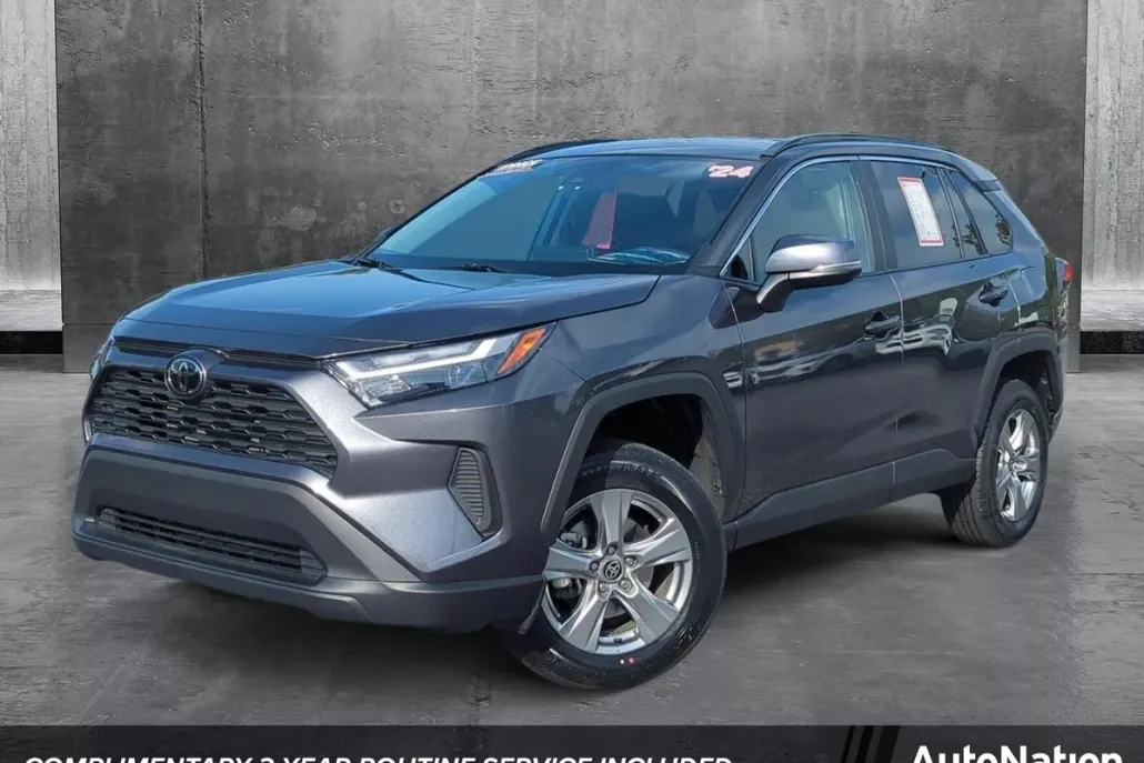 2024 Toyota RAV4 XLE photo 1