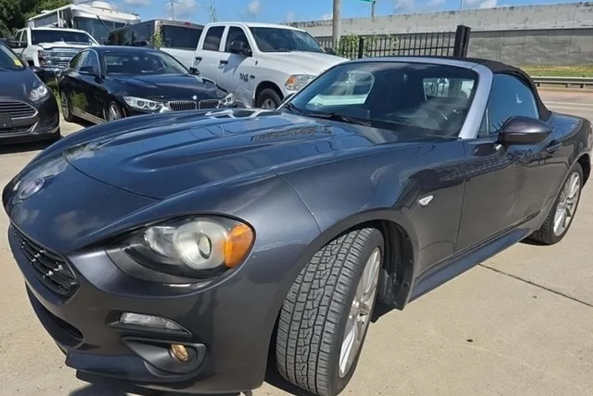 2017 Fiat 124 Spider Lusso photo 1