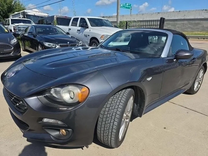 2017 Fiat 124 Spider Lusso photo 1